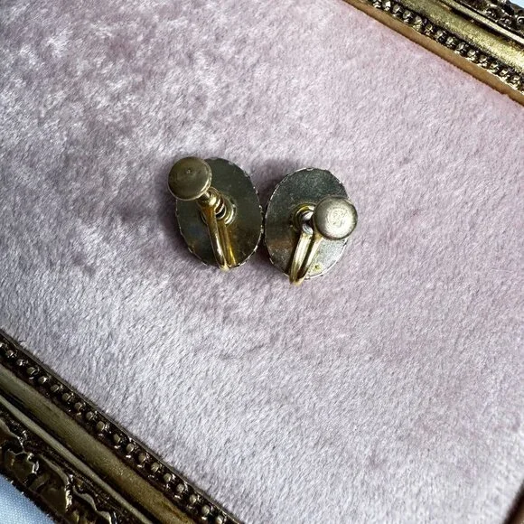 Vintage Gold Tone Blue & White Cameo Screw-back Earrings Mid-Century Modern MCM - Picture 4 of 9